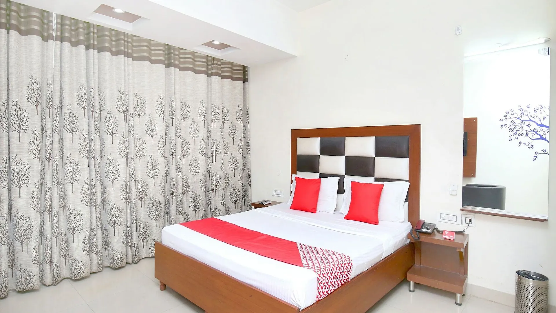Oyo 14243 Hotel At Inn Zirakpur 3*,